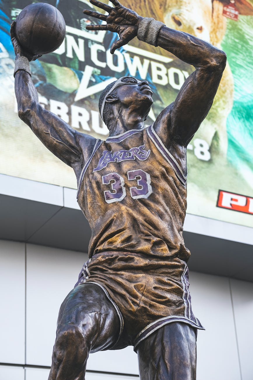 statue of kareem abdul jabbar